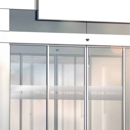 Wizualizacja naklejki samoprzylepnej przed naklejeniem na szybie