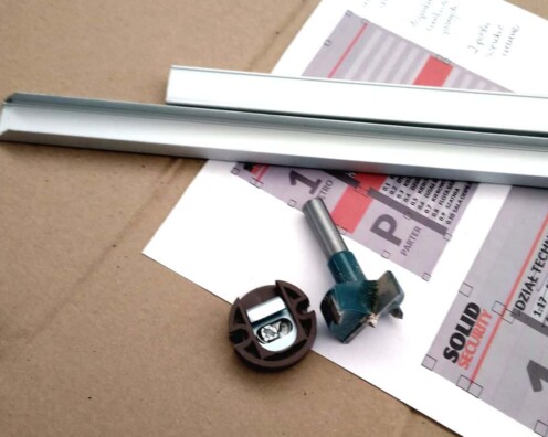 akcesoria do obróbki tablicy informacyjnej z panelami