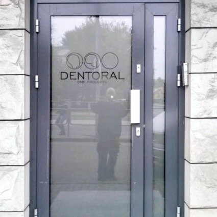 folia mrożona naklejona na przeszklone drzwi napisy