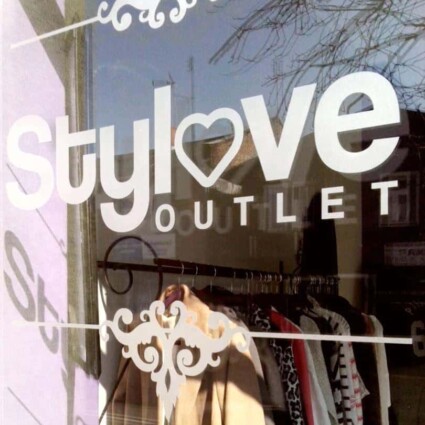 napisy z folii mrożonej naklejone na szybę witryny sklepu