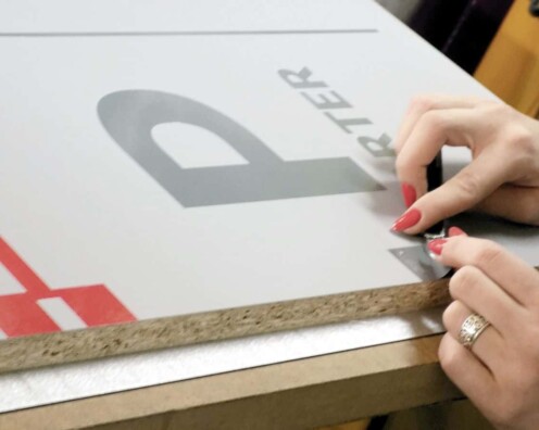 wyklejanie napisów na płycie meblowej