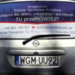 napisy reklamowe na naklejce z folii dziurkowanej na szybę auta