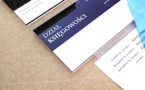 tabliczka bezbarwna PET z nadrukiem bezpośrednim UV