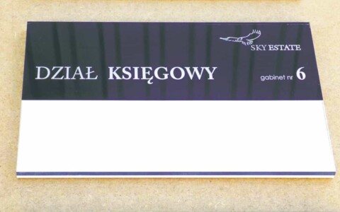 tabliczka z pleksiglasu przydrzwiowa mocowana na magnesy