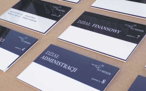 tabliczki na ścianę i drzwi do łatwej wymiany informacji