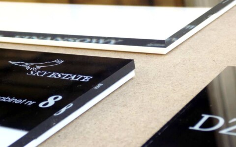 tabliczki z pleksi system wymiennej informacji