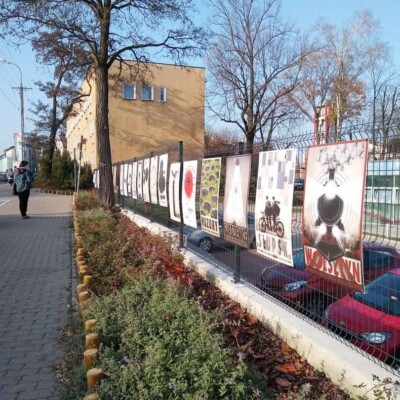 wystawa uliczna Mińsk Kaja reprodukcje plakatów na PCV