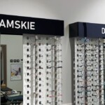 montaż reklamy z pleksi litery otoki na meble sklepowe