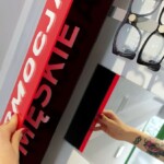 montaż reklamy z pleksi napis promocja