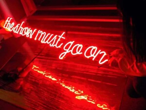 świecący napis dekoracyjny neon ze szkła