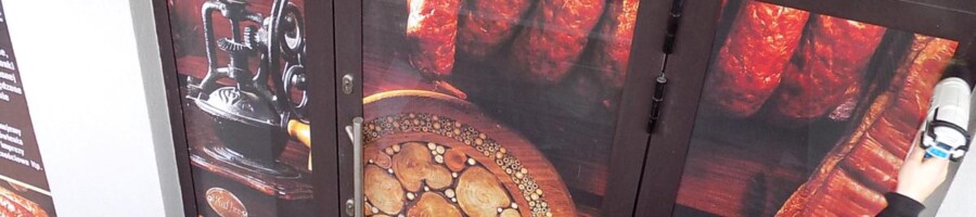 Druk reklamy i naklejanie folii z grafiką na szyby witryny sklepowej