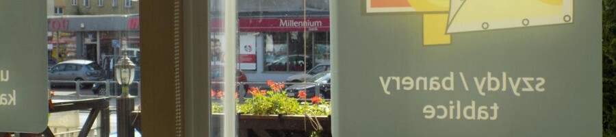 Drukarnia drukowanie naklejek reklamowych na szyby okna