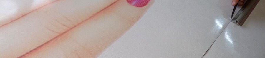 Naklejki reklamowe na szyby drukowanie na folii dziurkowanej