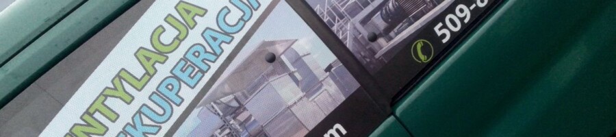 Reklama dziurkowana folia na szybie samochodu