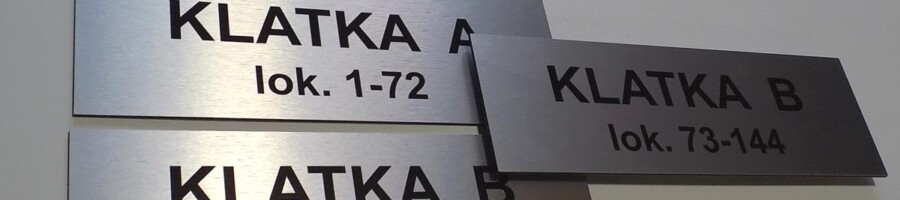 druk na tabliczkach oznakowania mieszkań budynku