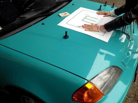 druk naklejki na samochód naklejanie na masce samochodu