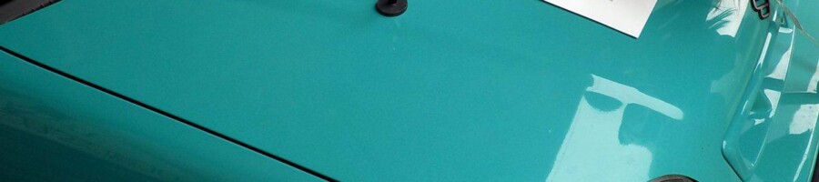 druk naklejki na samochód naklejanie na masce samochodu