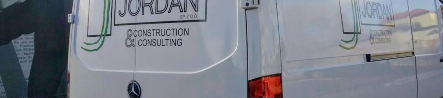 druk naklejki wielkoformatowej na samochód logo firmowe