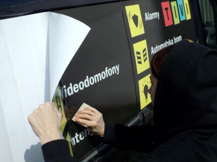 drukowanie naklejek na samochód firmowy oklejanie floty aut