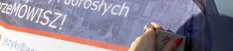 drukowanie reklamy i naklejanie naklejki rekamowej na szybę samochodu