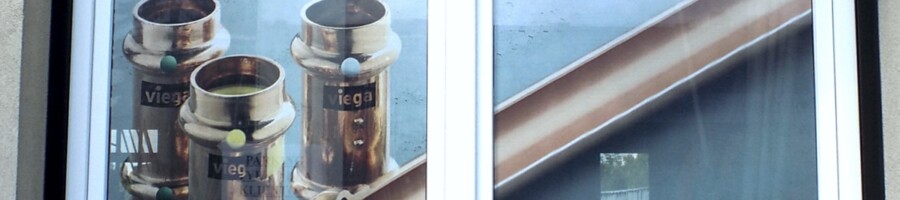 folia dziurkowana na szyby sklepowe