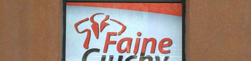 folia dziurkowana perforowana owv z reklamą na szybie okna