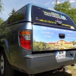 naklejka na samochód drukowana litery na szybę