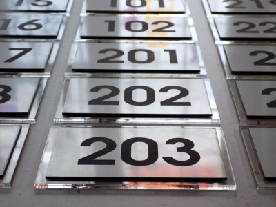 numery na drzwi pleksi srebrny grawerowany laminat