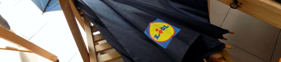 promocja firmy parasol reklamowy z nadrukiem logo
