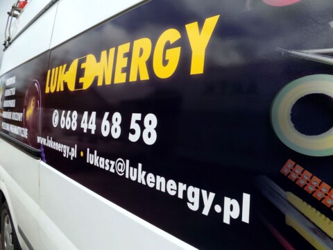 reklama na samochód druk naklejki wyklejanie