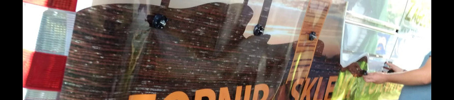 reklama na samochód wyklejanie folii drukowanej