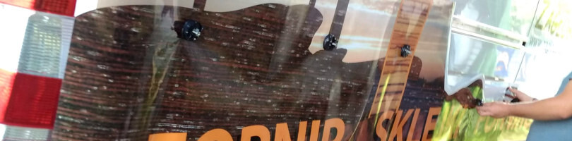 reklama na samochód wyklejanie folii drukowanej