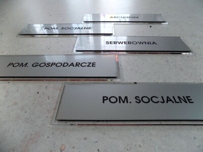 tabliczki grawerowane plexi srebrny laminat