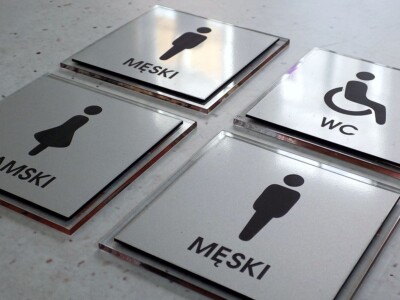 tabliczki informacyjne z pleksi plexi grawerowane