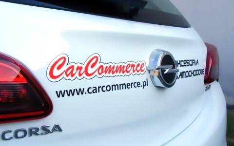 reklama firmy Carcommerce na samochodzie firmowym