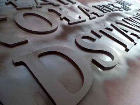 Litery przestrzenne z tworzywa PCV lakierowanie | Alternatywne materiały do wykonania napisów