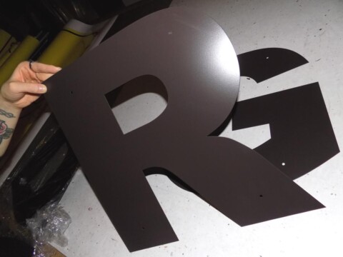 Litery wycinane z blachy ocynk lakierowane do reklamy | Oznakowanie budynku Urzędu Gminy napis przestrzenny