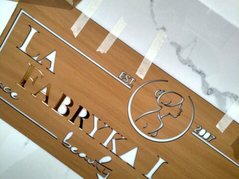 Logo przestrzenne z pleksi montaż liter szablon