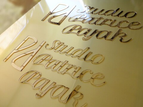 wykonanie reklamy dekoracji - Logo złote litery napisy
