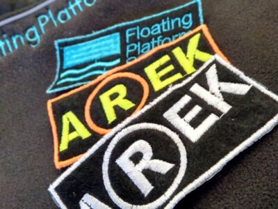 Naszywki reklamowe na odzież haftowane logo. Agencja reklamowa Arek