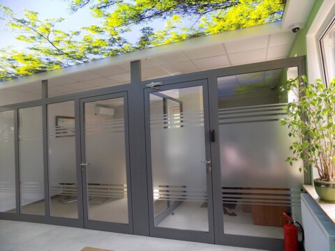 Oklejanie folią mrożoną przeszklenia działowego pomieszczeń