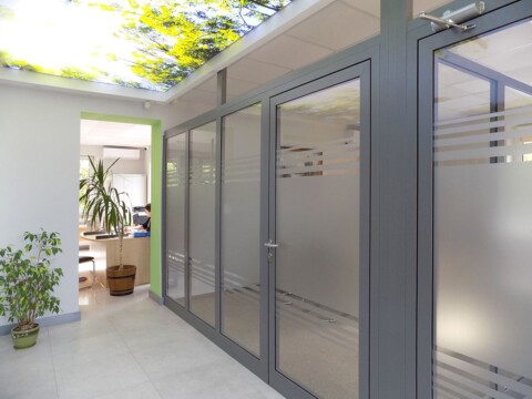 Oklejenie folią mrożoną przeszklenia działowego pomieszczeń