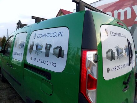 Wyklejenie prostej reklamy na samochodach firmowych. Reklama na samochód dostawczy