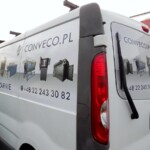 Wyklejenie prostej reklamy na samochodach firmowych.