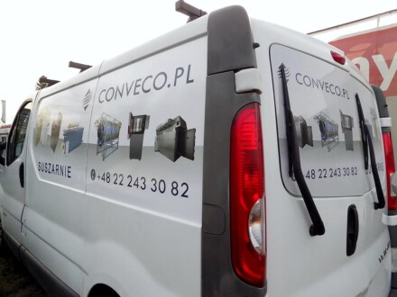 Wyklejenie prostej reklamy na samochodach firmowych.