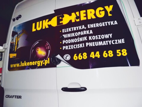 Reklama na samochodzie naklejka na auto firmowe