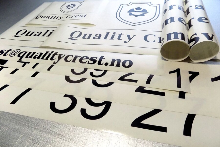 Samoprzylepne litery napisy cięte ploterem reklama