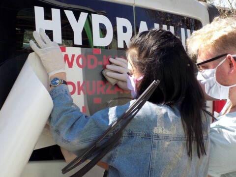 Wyklejanie reklamy napisy na samochód dostawczy