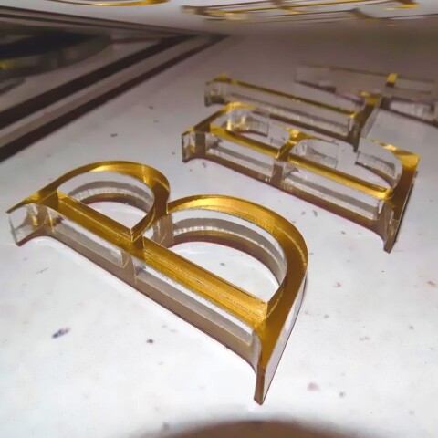 Złote litery wycięte z plexi napis złoty