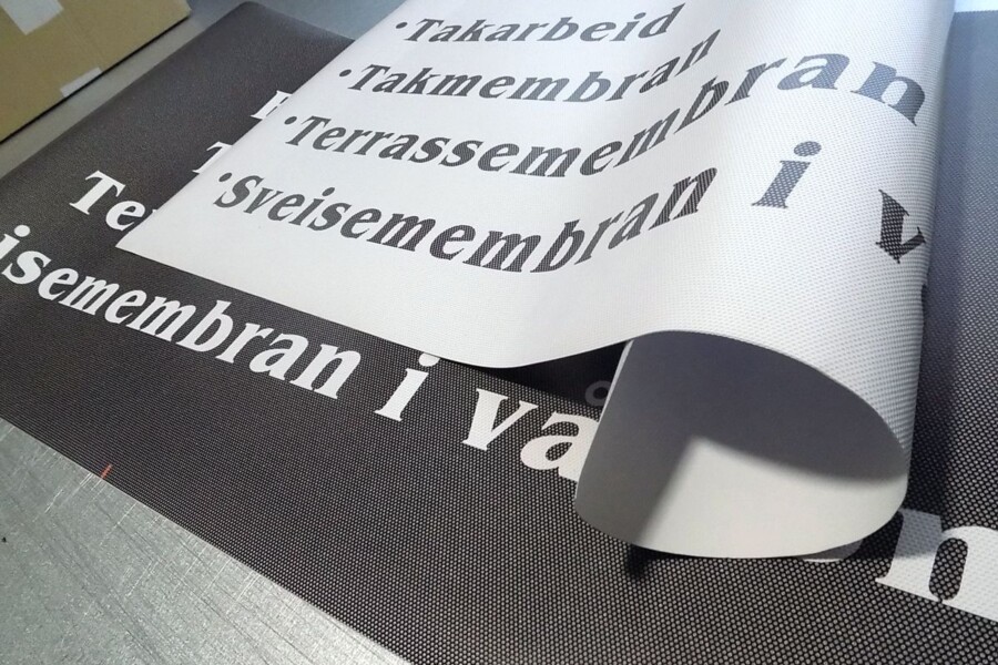 dziurkowane naklejki reklamowe na szyby samochodu